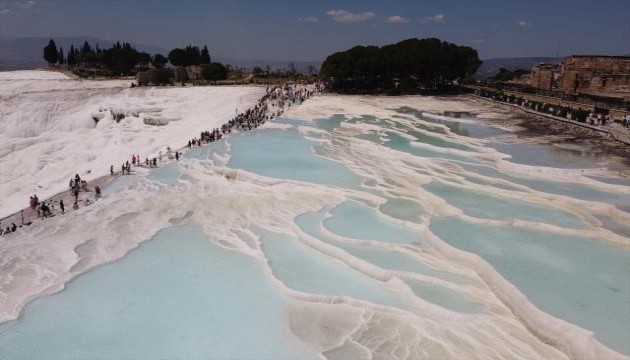 Pamukkale'ye ziyaretçi akını!