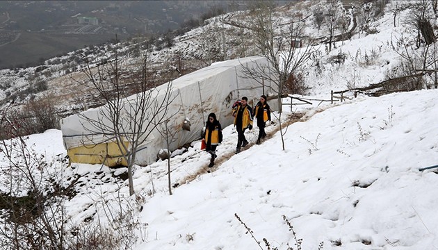 Paramedikler karlı yolları aşıp hayat kurtarıyor