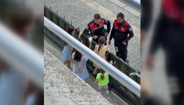 Polis ekipleri çocuklara bayram harçlığı verdi