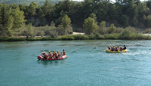 Antalya'da tatilciler raftingle serinliyor