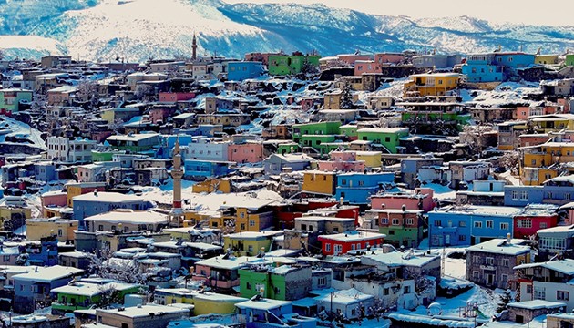 Renkli evler beyaza büründü