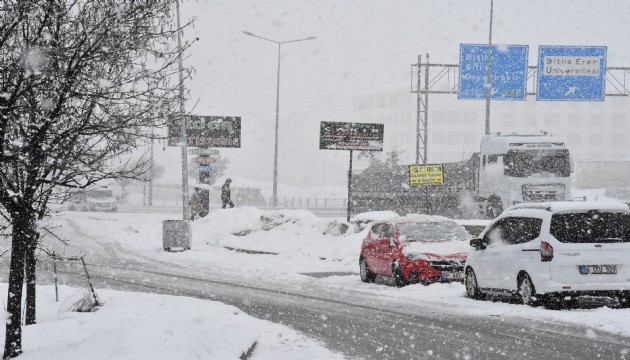 Bitlis'te kar yağışı 4 köy yolunu kapadı