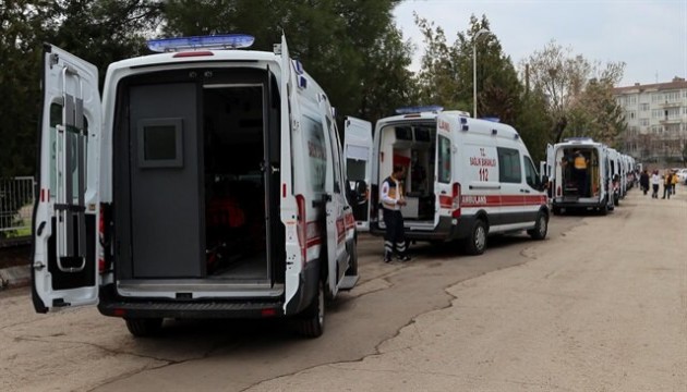 Hastalar, ambulansla oy kullanacakları yere götürüldü