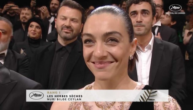 Cannes Film Festivali'nde alkış tufanı koparan Merve Dizdar'ın duygusal anları