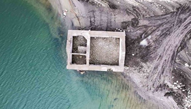 Baraj suları çekilince gün yüzüne çıktı