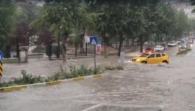 Sağanak nedeniyle kapanan Çorum-Amasya kara yolu ulaşıma açıldı