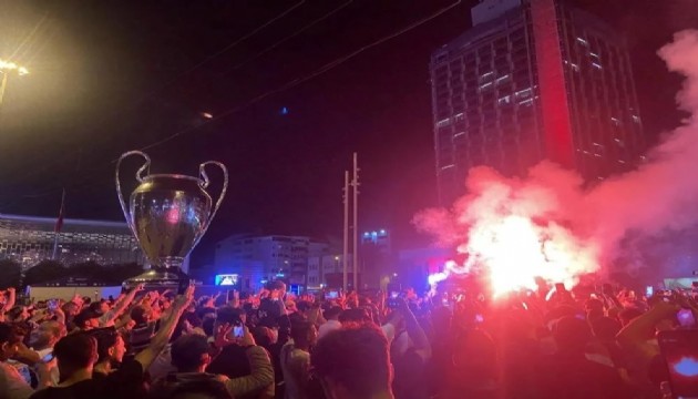 Şampiyonluğun keyfini Taksim'de çıkardılar!