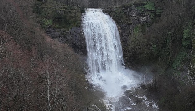 Fay kırığıyla oluşan şelale coştu