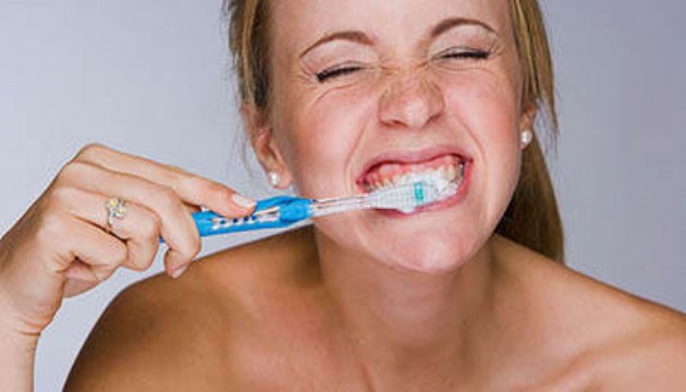 Uzman isim: Diş fırçalarken yapılan bu hata diş sağlığını tehlikeye atıyor