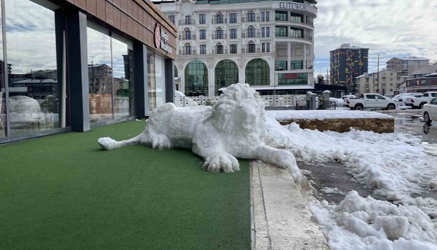 Sivas'ta 3 saatte kaşıkla kardan aslan yapıldı