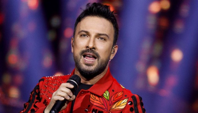 Tarkan 'Dünya Öpücük Günü'nü kutladı