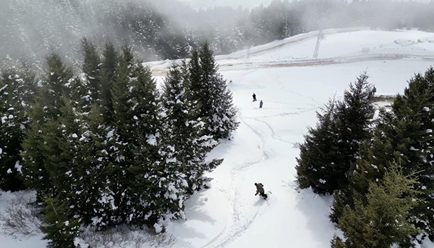 İlkbaharda karda snowboard keyfi