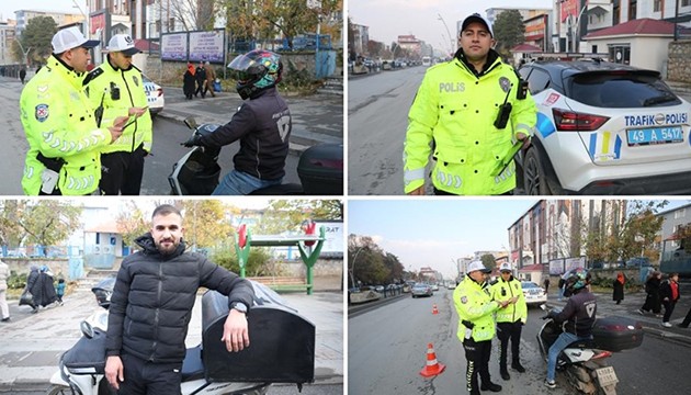 Trafik polisi elleri üşüyen kuryeye eldivenini verdi
