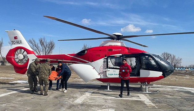 Dağ köyünde hastalanan vatandaş ambulans helikopterle hastaneye ulaştırıldı