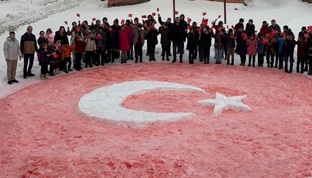 Öğrenciler karda Türk bayrağı yaptı