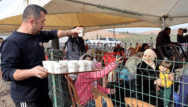 Ülkelerine dönen Suriyeli çocuklara süt dağıtmak için Ankara'dan sınır kapısına geldi