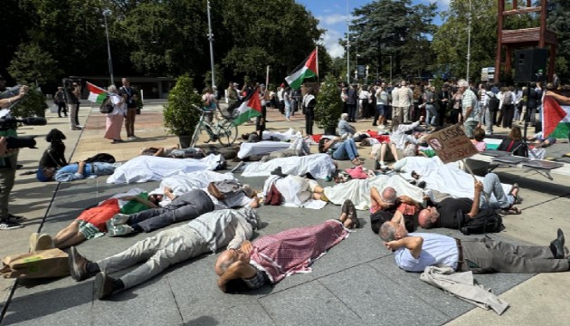 İsviçre Dışişleri Bakanı, 'İsrail'i destekleyen tutumu' sebebiyle protesto edildi