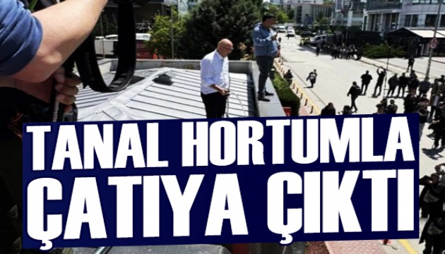 Mahmut Tanal hortumla çatıya çıktı