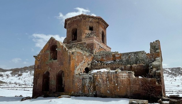 Tarihi Kızıl Kilise'de defineci tahribatı