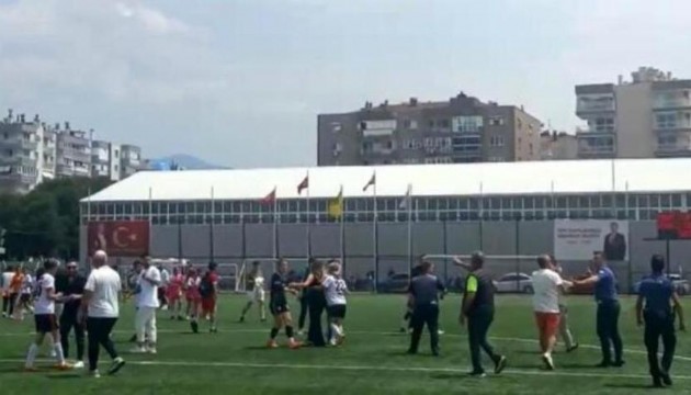 Taraftarlar, kadın futbolculara saldırdı