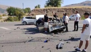İki araç kafa kafaya çarpıştı: 2 yaralı