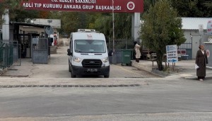 Motosiklet 2 otomobille çarpıştı: 1 ölü