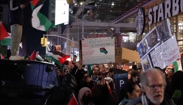 ABD'de bir grup Starbucks'ın önünde saldırıları protesto etti