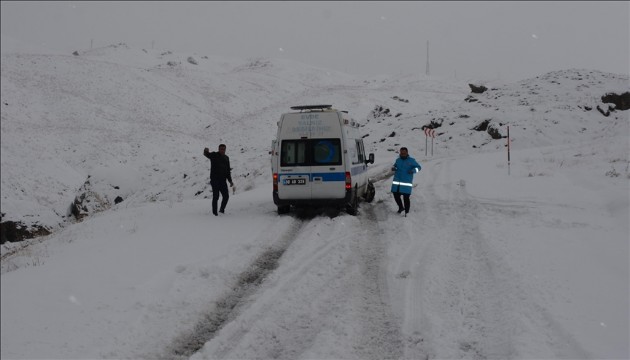 Ulaşıma kar engeli: Çalışmalar sürüyor