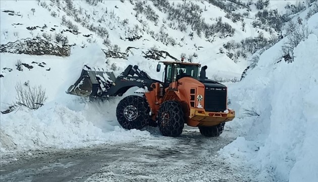 Çığ nedeniyle kapanan Yüksekova-Şemdinli kara yolu açıldı