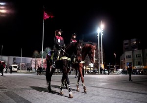 Atlı polisler Taksim'de ilk görevlerinde