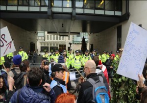 Çevreciler BBC'yi protesto etti