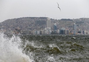 İzmir'de tüm vapur seferleri iptal edildi