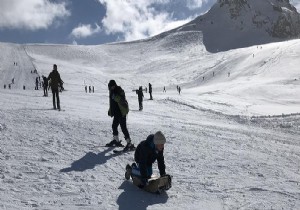 Mahsur kalmalarına rağmen kayak keyfinden vazgeçmediler