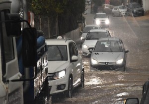 Bodrum'da sağanak hayatı olumsuz etkiledi