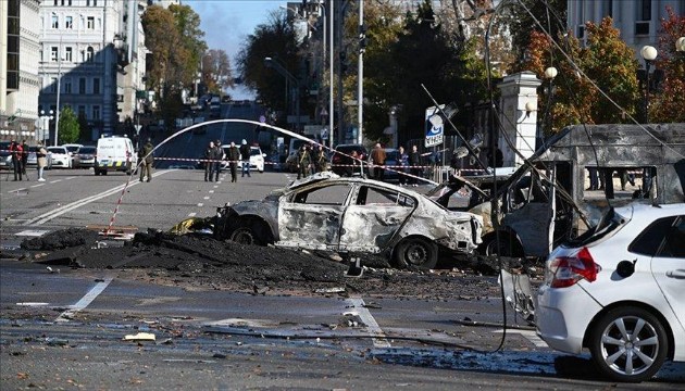 Alman Büyükelçiliği’ne füze isabet etti