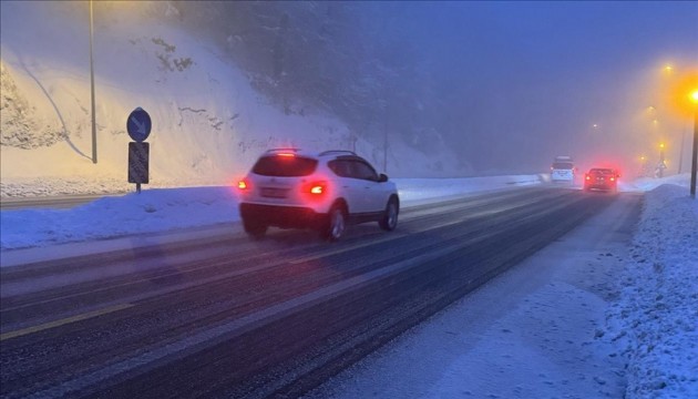 Bolu Dağı'nda etkili kar yağışı!