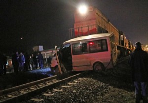 Yük treni panelvana çarptı: 5 yaralı