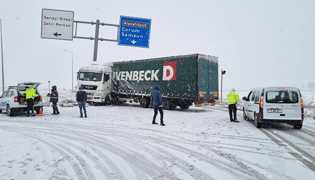 Tır refüje çarptı, yol ulaşıma kapandı