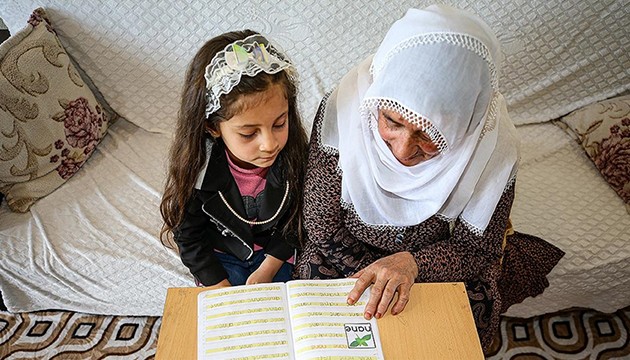 Torunu okuma yazma öğretiyor