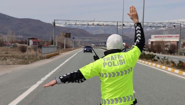 Cep telefonu ve yakın takip nedeniyle 16 bin 607 sürücüye işlem yapıldı