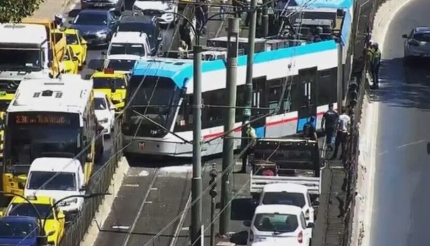 Yürekleri ağza getiren kaza: Tramvay raydan çıktı