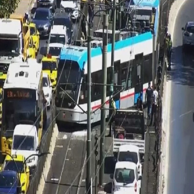 Yürekleri ağza getiren kaza: Tramvay raydan çıktı
