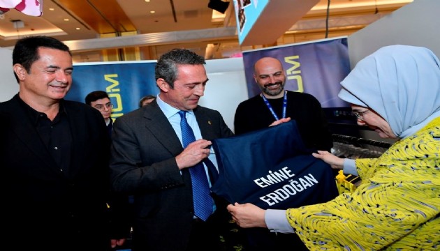 Ali Koç, Emine Erdoğan'a Fenerbahçe forması hediye etti