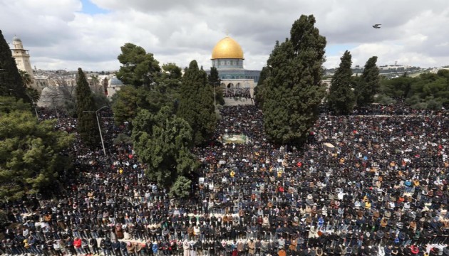 Mescid-i Aksa'da Cuma namazı