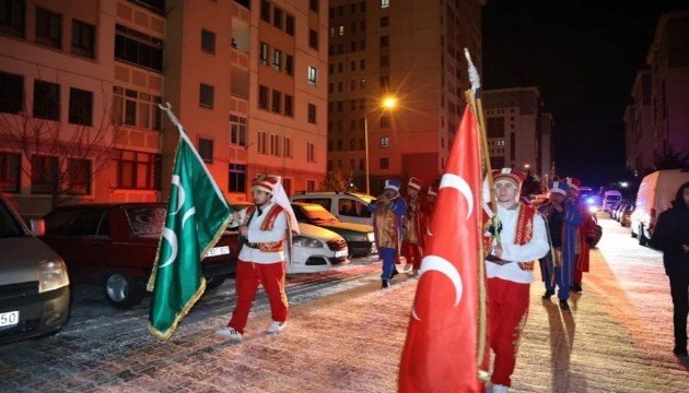 İlk sahuru mehter marşıyla karşıladılar