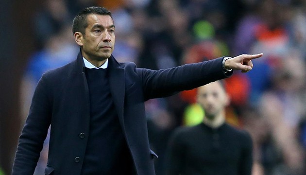 Van Bronckhorst görevine başladı