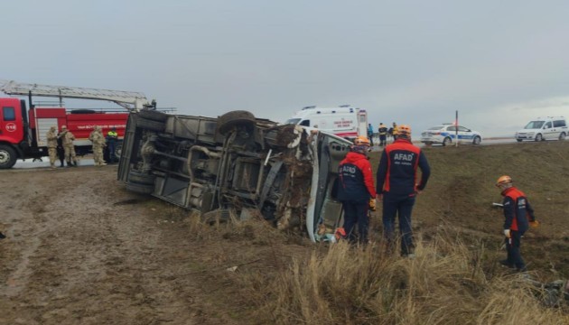 Van'da otobüs devrildi! Çok sayıda yaralı var