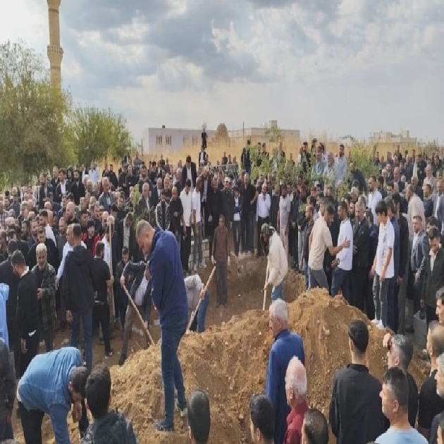 Kazada ölen 6 kişi yan yana toprağa verildi
