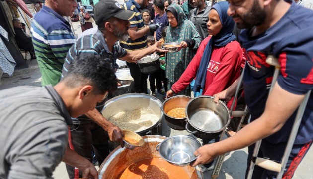 İsrail'in saldırdığı Dünya Merkez Mutfağı Gazze'de yeniden yemek dağıtımına başladı