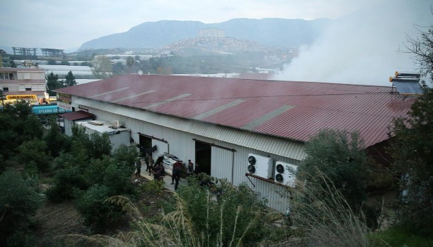 Antalya'da mobilya ve beyaz eşya deposunda yangın